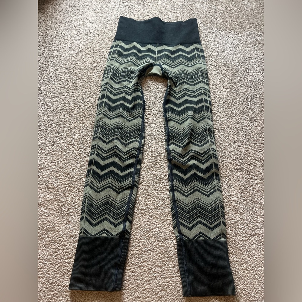 Lululemon Ebb to Street Black Green Chevron Leggings Tights High Waist 2